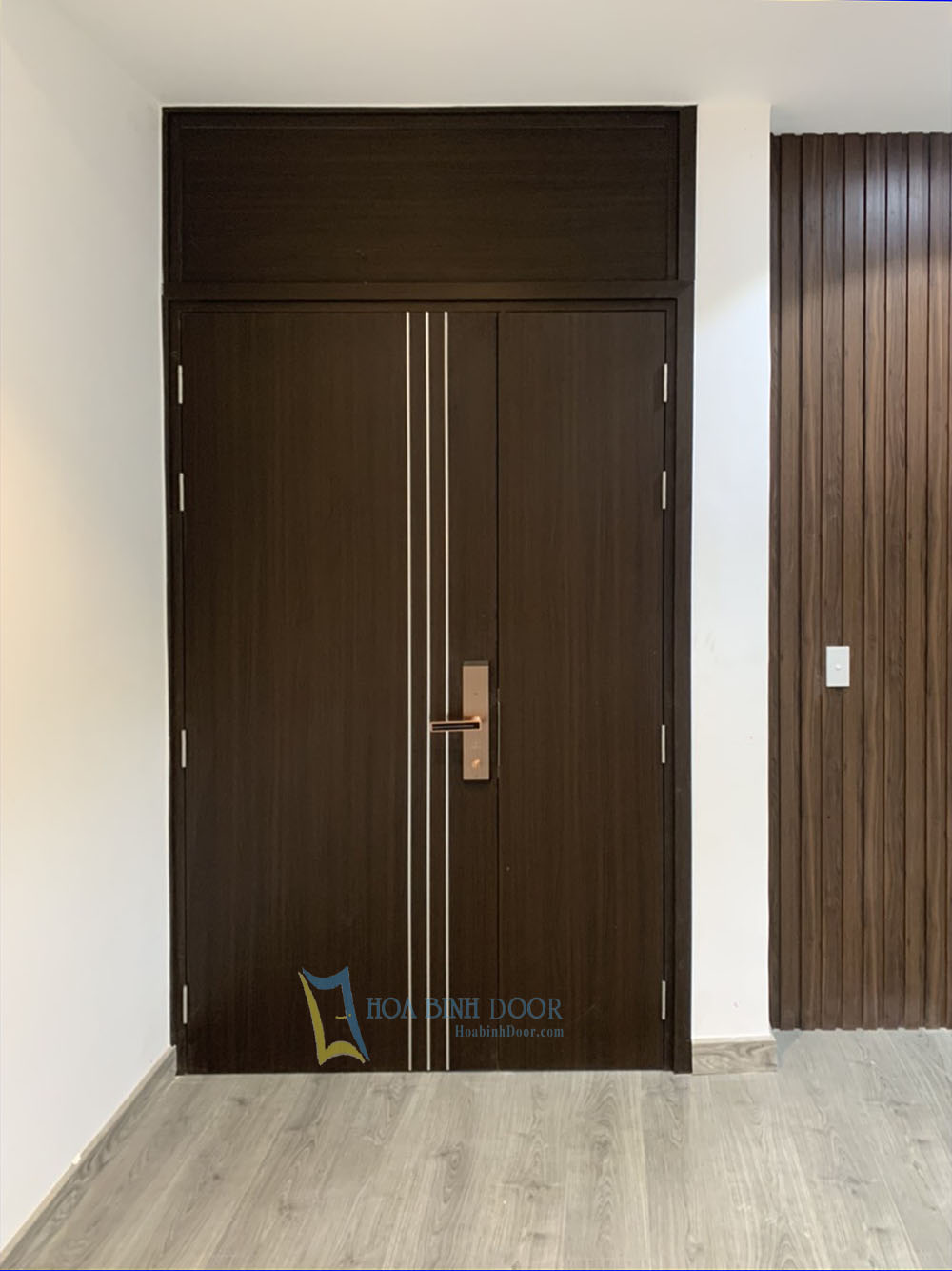 Hình ảnh lắp dựng hoàn thiện cửa nhựa composite Cửa nhựa composite