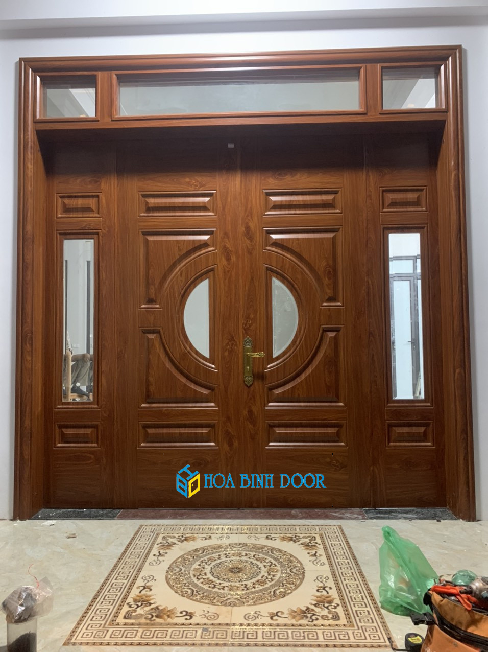 Mẫu cửa thép vân gỗ 4 cánh lệch ô kính