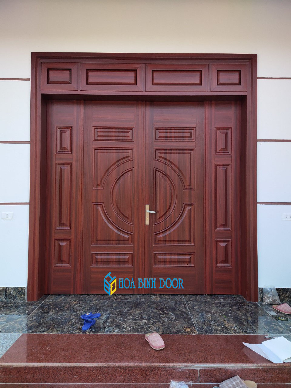 Mẫu cửa thép vân gỗ 4 cánh lệch