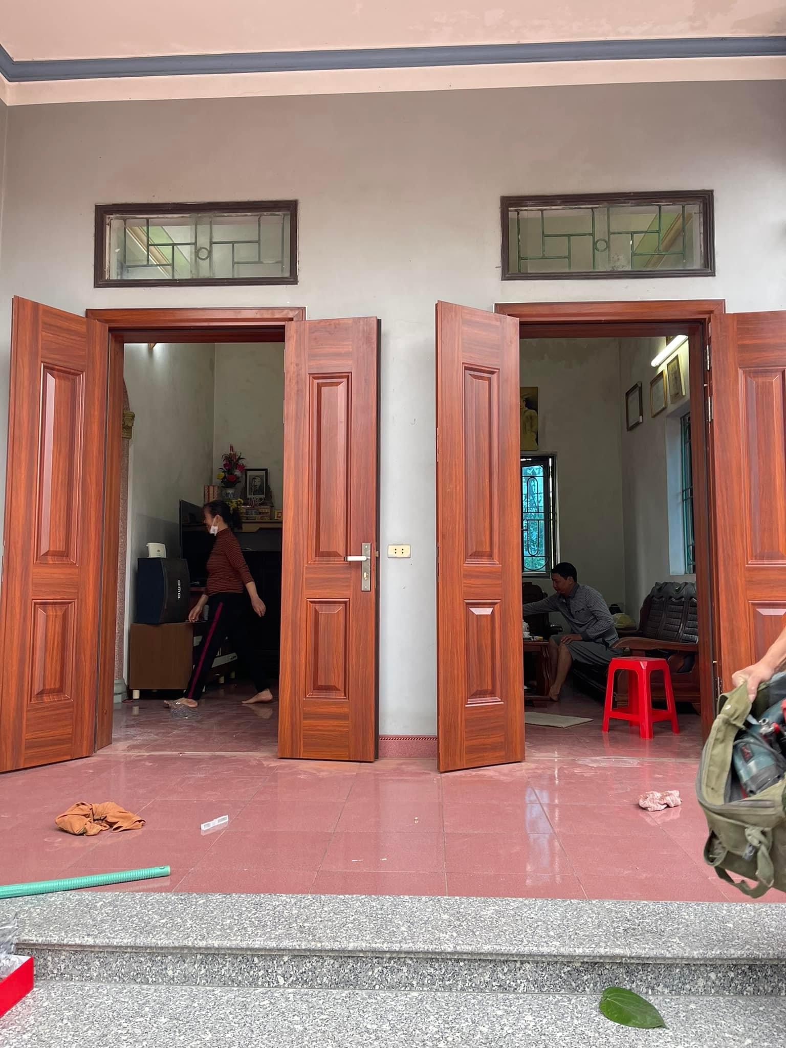 cua-thep-van-go-2-canh-tai-can-giuoc-long-an