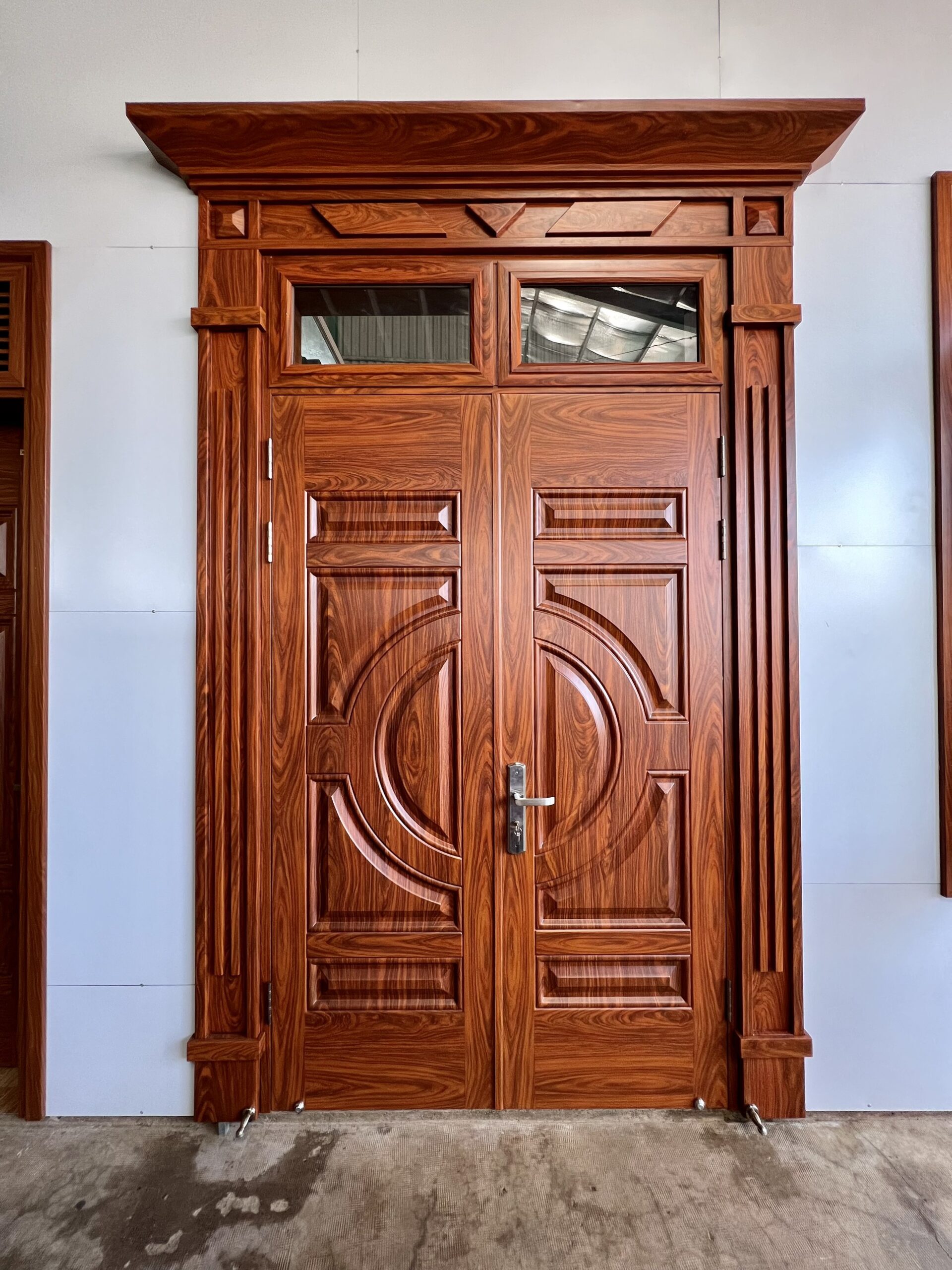 Mẫu cửa thép vân gỗ 2 cánh đều
