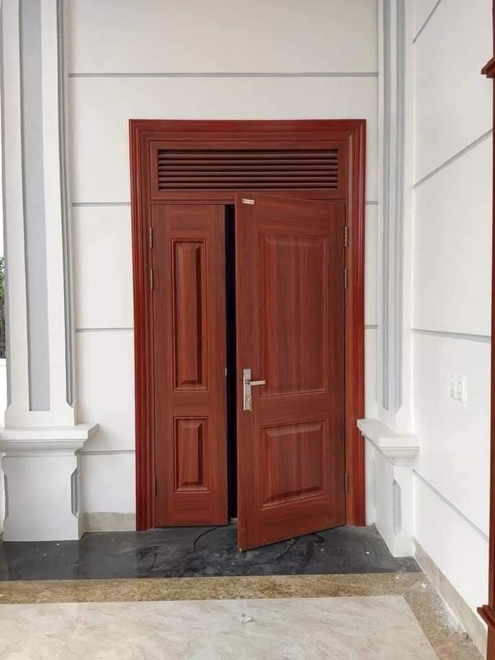 Mẫu cửa thép vân gỗ 2 cánh lệch