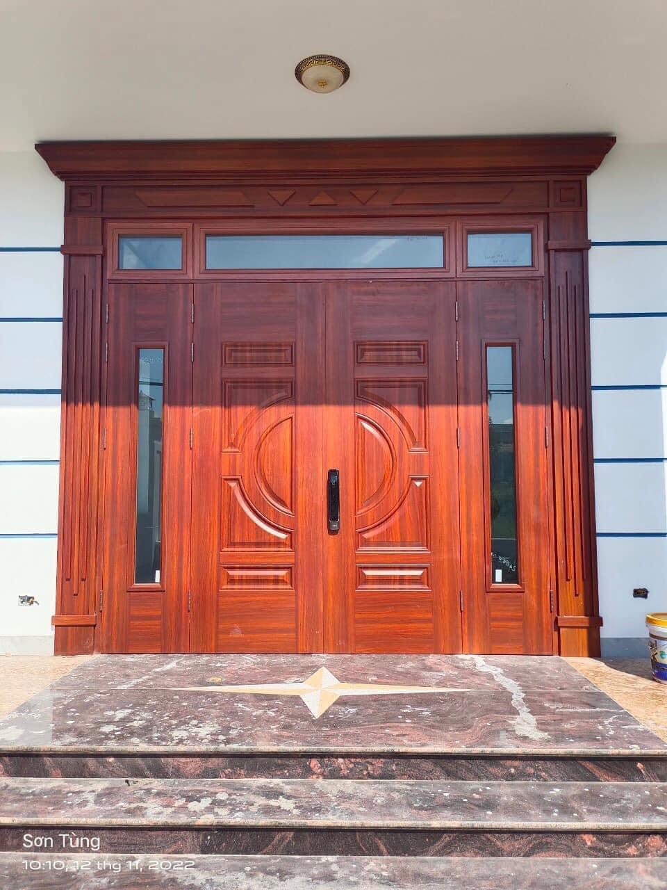 Mẫu cửa thép vân gỗ 4 cánh lệch