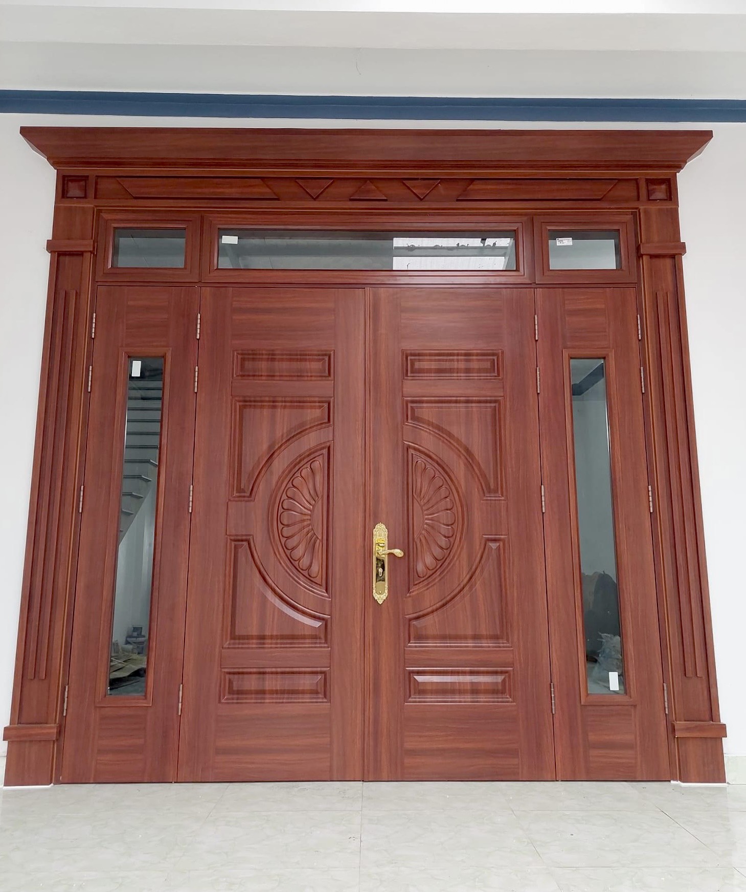 Mẫu cửa thép vân gỗ 4 cánh lệch